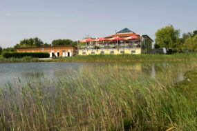 Golfclub-Restaurant mit Sonnenterrasse und Ausblick auf das Inselgrün.